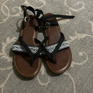 Adorable Toms brand sandals with decorative strap. size 5.5